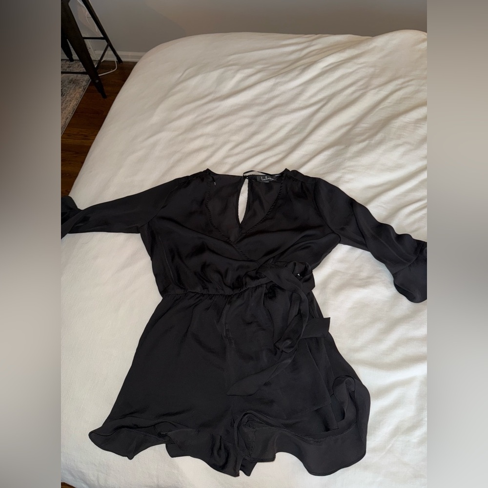 Lulu’s ruffle sleeve wrap romper